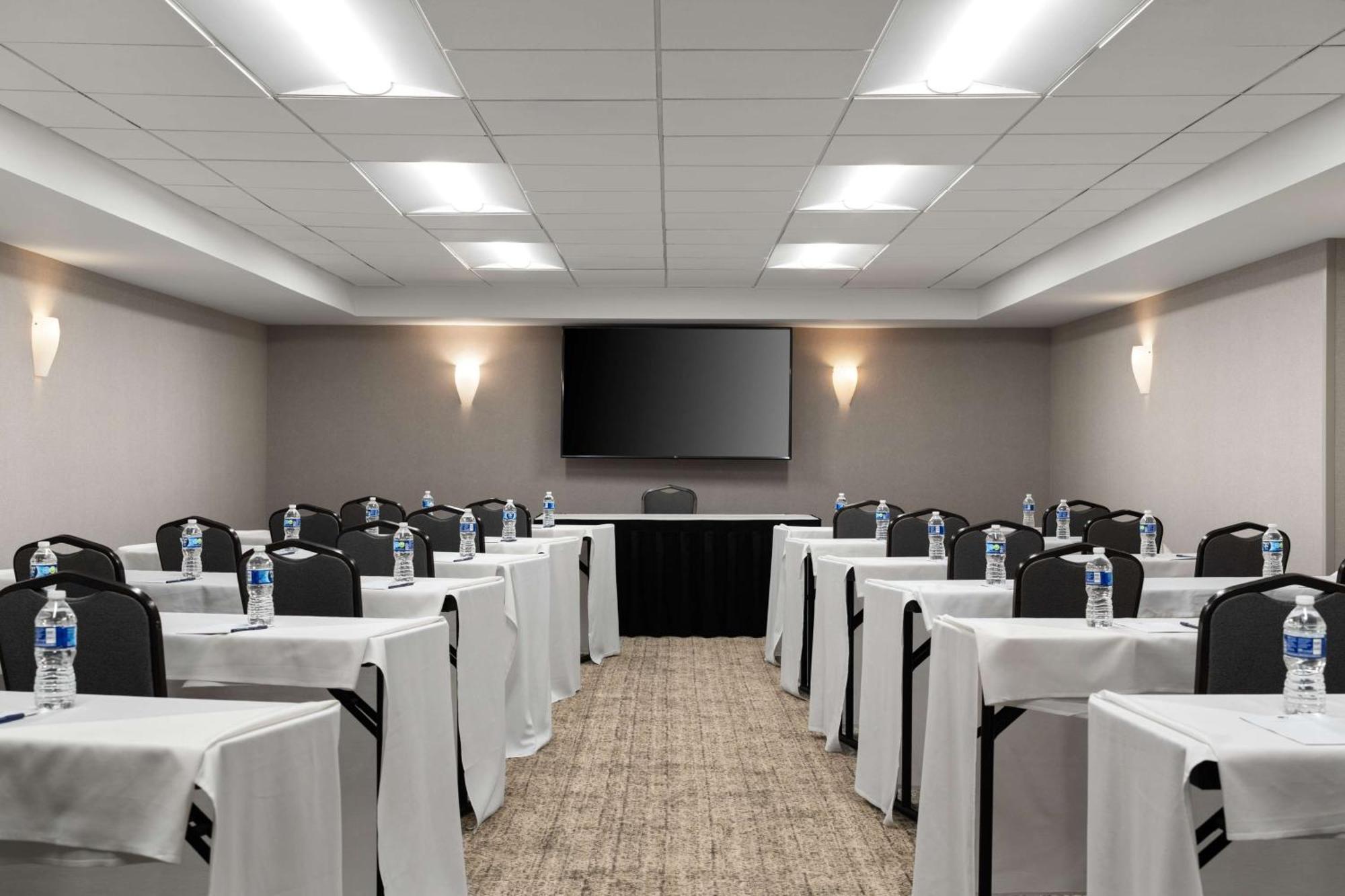 Hotel Doubletree By Hilton Pittsburgh Airport Moon Township Esterno foto