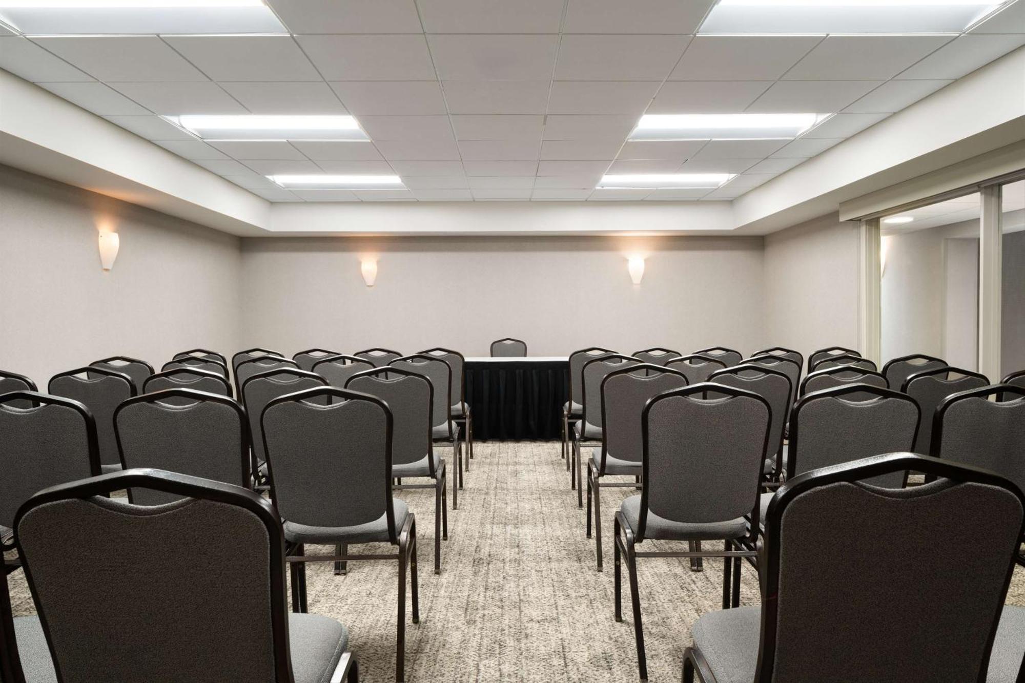 Hotel Doubletree By Hilton Pittsburgh Airport Moon Township Esterno foto